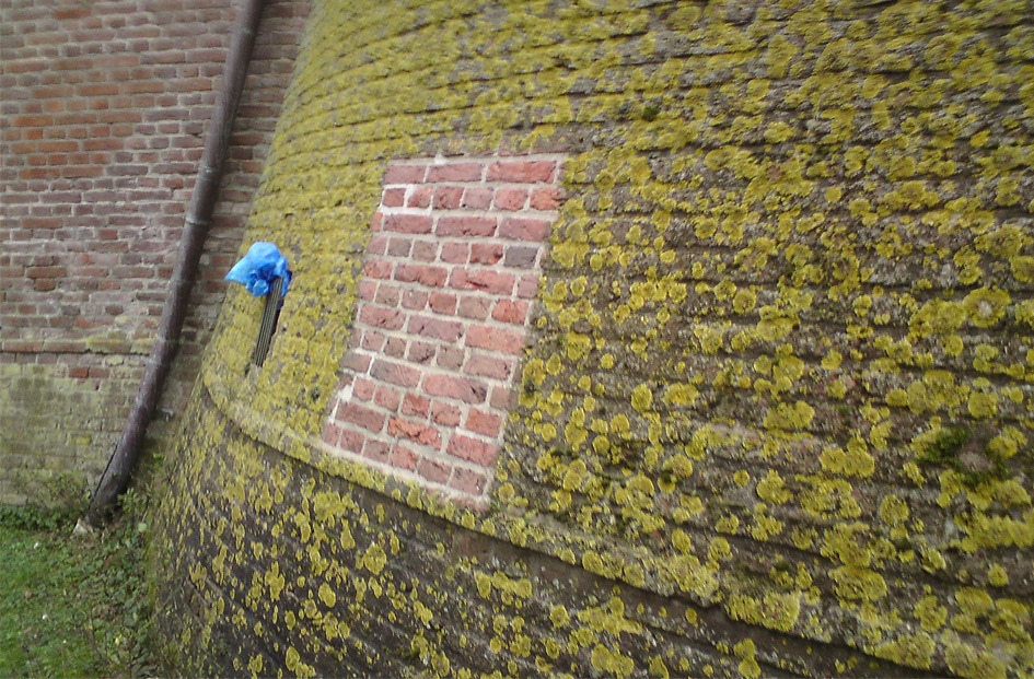 Materialschonende Oberflächenreinigung mit Niederdruck-Mikrosandstrahlen für empfindliche Materialien.