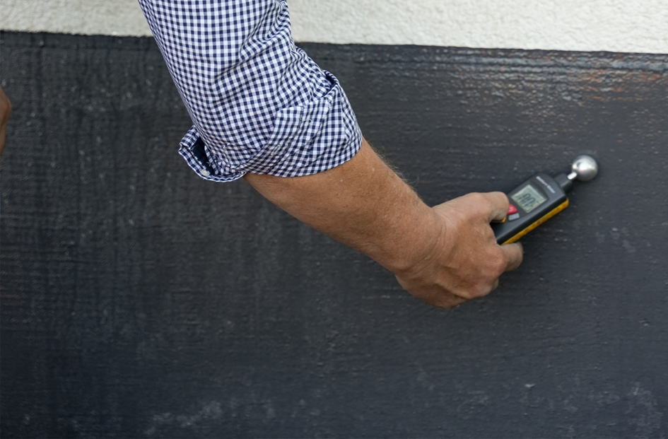 Wasserschadensanierung mit Beseitigung sichtbarer Schäden nach Wassereinwirkung.