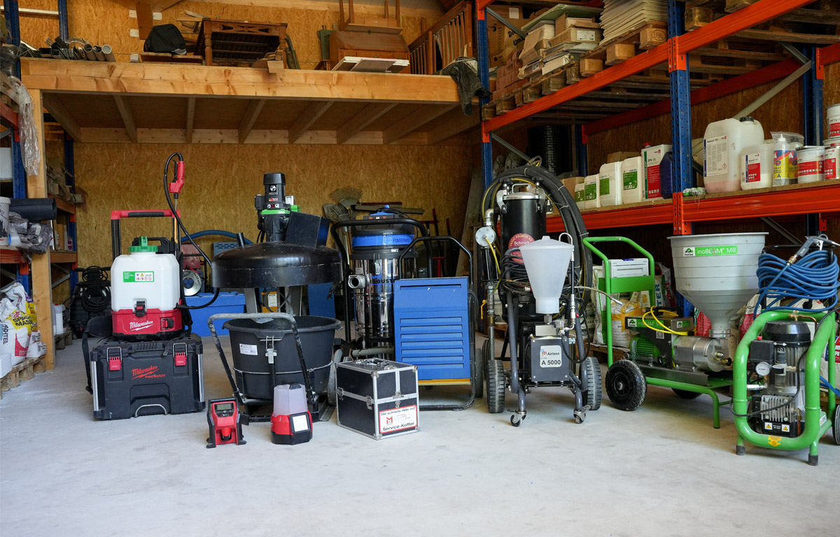 Werkhalle mit Profi-Werkzeug und moderner Ausstattung für Bau- und Sanierungsarbeiten.