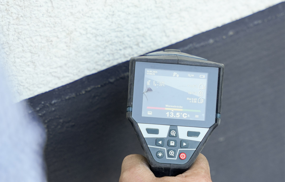 Wasserschadensanierung mit Beseitigung sichtbarer Schäden nach Wassereinwirkung.