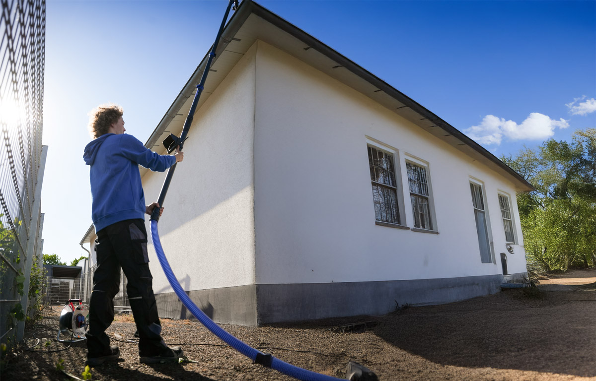 Effiziente Dachrinnenreinigung per Spezial­sauger und Kamerasystem bis 12 Meter Höhe