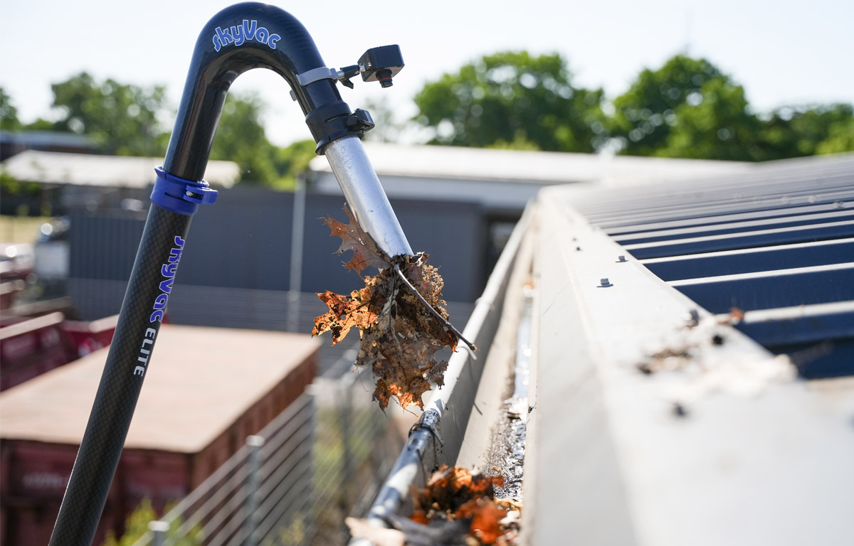 Hochdruck-Saugsystem mit Kamera reinigt Dachrinne vom Boden aus