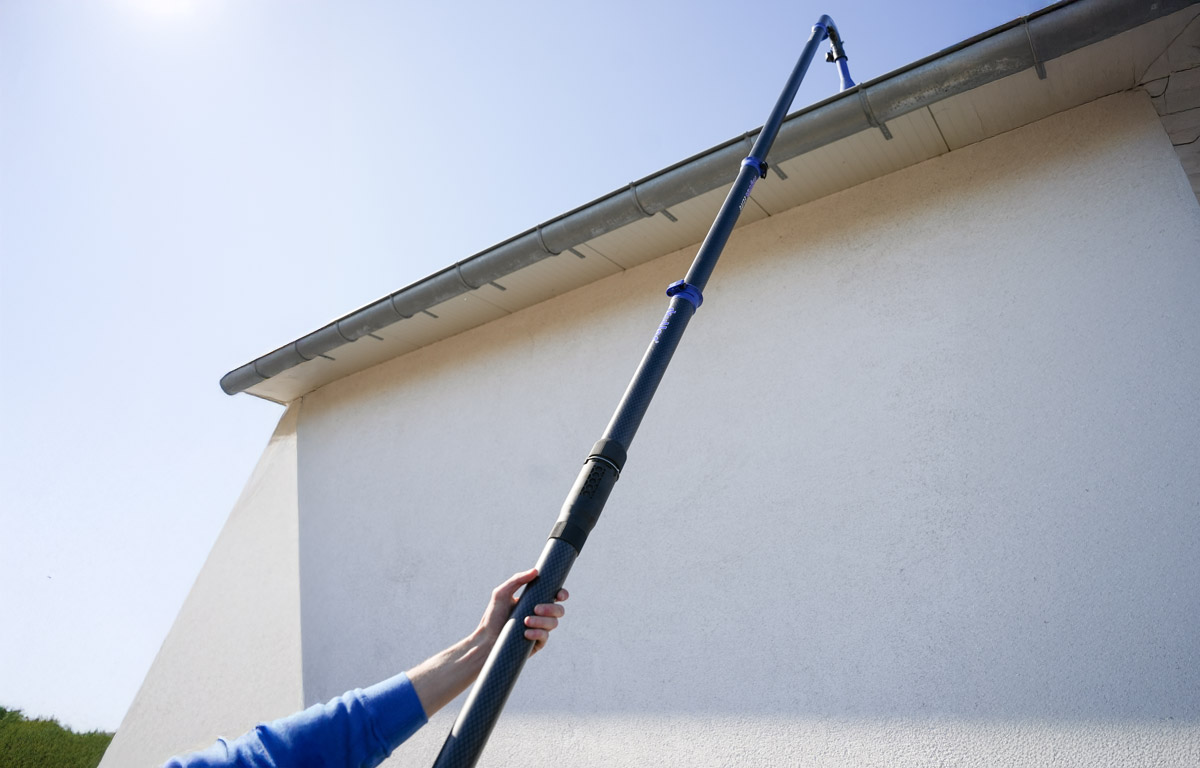 Sicheres Reinigen von Dachrinnen mit bodengestütztem Saugsystem und Kameraüberwachung