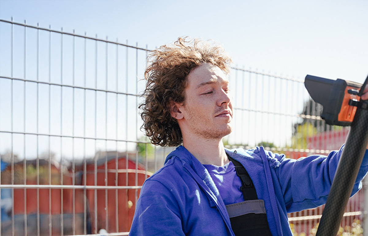 Dachrinne wird vom Boden aus mit Spezial­sauger und Live-Kamerakontrolle gereinigt