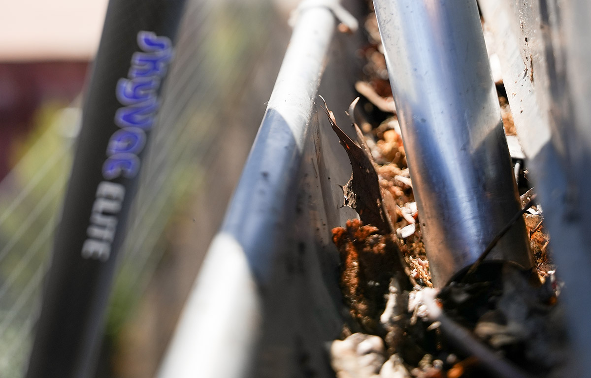 Nahaufnahme Hochleistungssauger in der Dachrinne